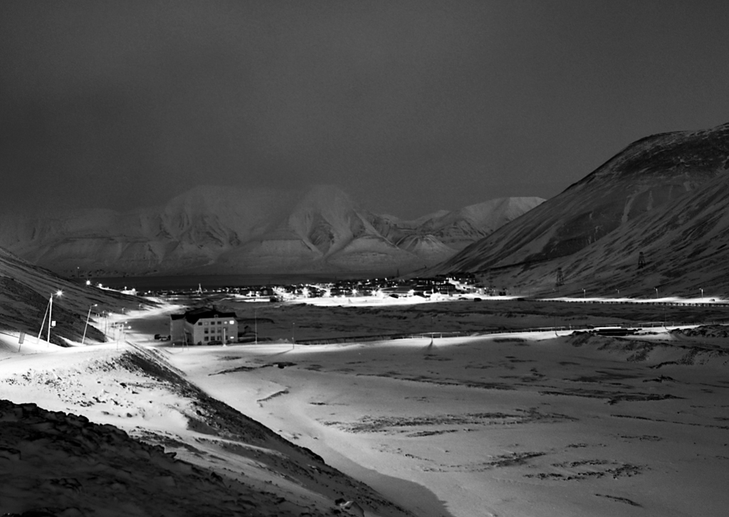 Longyearbyen. Pentax 645N, 645A-45mm, 20s, f/6,7, Fuji Neopan Acros 100, Caffenol-C-M